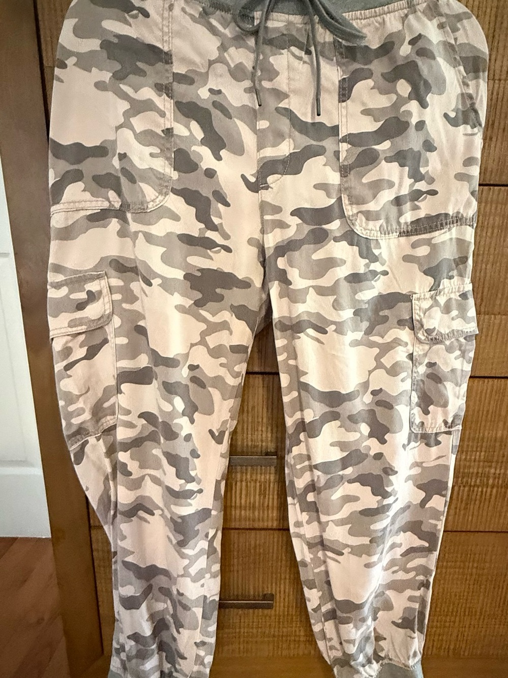 American Eagle Outfitters Women's Camo Jogger Pants - Beige & Gray